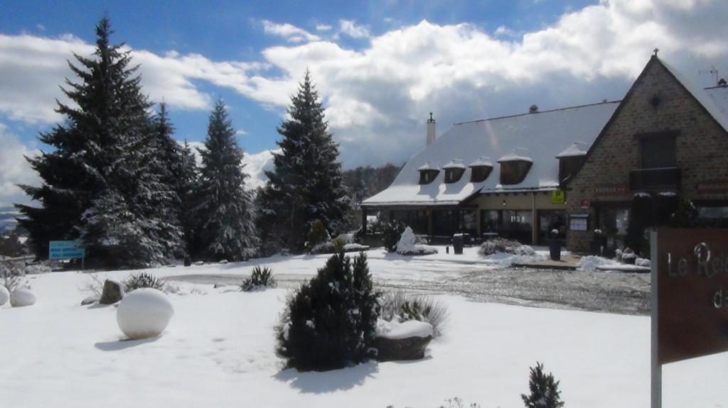 Hotel Logis Le Relais De La Poste Neuvéglise Exteriör bild